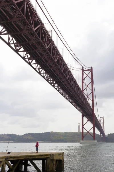 Мост Ponte 25 de Abril в Лиссабоне, Португалия — стоковое фото
