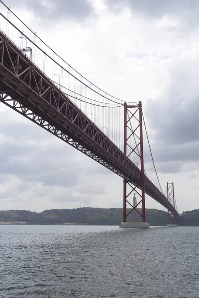 Мост Ponte 25 de Abril в Лиссабоне, Португалия — стоковое фото