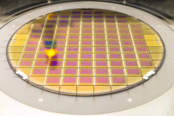 Silicium wafer met microchips bevestigd in de houder is op de chuck en klaar voor procesreiniging. — Stockfoto