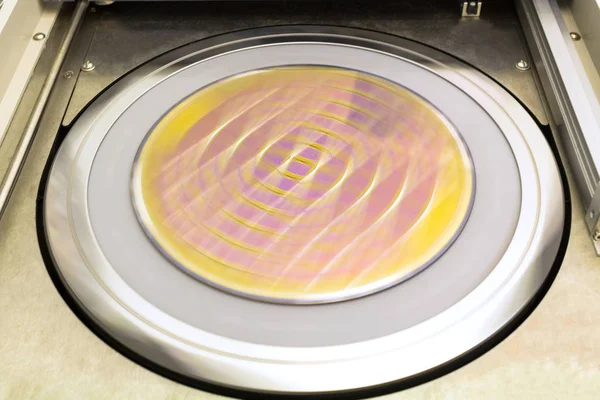 A microchip silicon wafer cleaning process that rotates at high speed. The substrate is blurred. — 스톡 사진