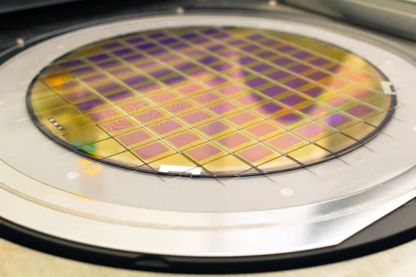 Silizium-Wafer mit Mikrochips im Halter fixiert ist auf dem Spannfutter und bereit für die Prozessreinigung. — Stockfoto