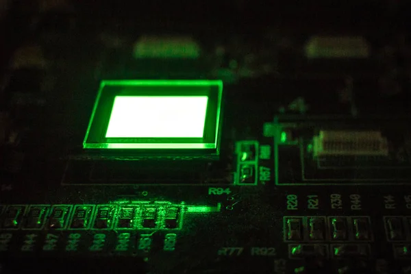 Het proces van het controleren van meerdere oled displays op het teststation. Geeft gloed helder van groene kleur close-up. — Stockfoto