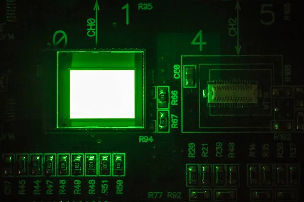 Het proces van het controleren van meerdere oled displays op het teststation. Geeft gloed helder van groene kleur close-up. — Stockfoto