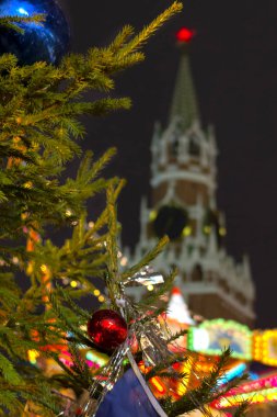 Moskova, Rusya - Aralık 2016: Moskova 'daki Kızıl Meydan' da Noel pazarı, Moskova 'da Noel için Kızıl Meydan süslendi ve aydınlatıldı.