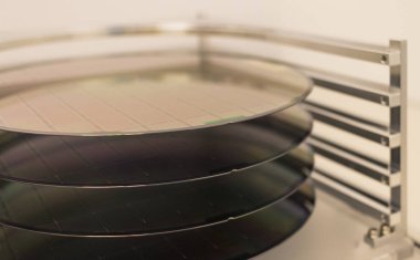 Silikon gofret ve Mikri şemalar - bir gofret gibi elektronik entegre devreler imalatı için kullanılan bir kristal Silisyum yarı iletken malzeme ince bir dilim olduğunu.