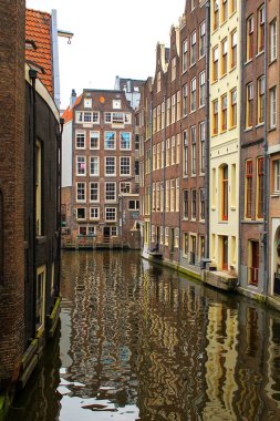 Amsterdam, Hollanda - 22 Nisan 2018: Amsterdam imzalı Rijksmuseum Ulusal Müzesi ve yansıtma havuzunda laleler. Amsterdam, Hollanda