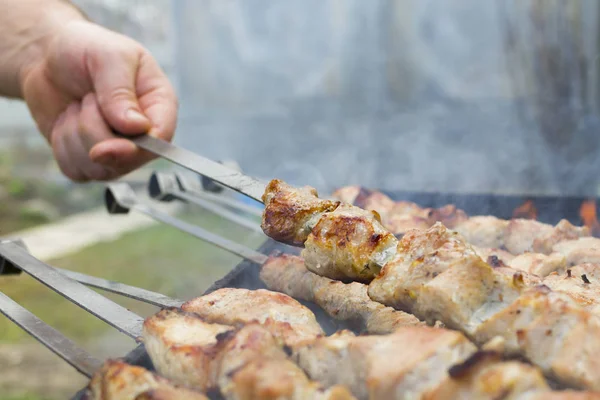 Cozinhar homem, apenas mãos, ele está cortando carne ou bife para um prato. Deliciosa carne grelhada na grelha. Fim de semana de churrasco . — Fotografia de Stock