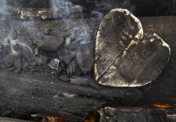 Kul i en brand, kul i form af hjerter - Stock-foto