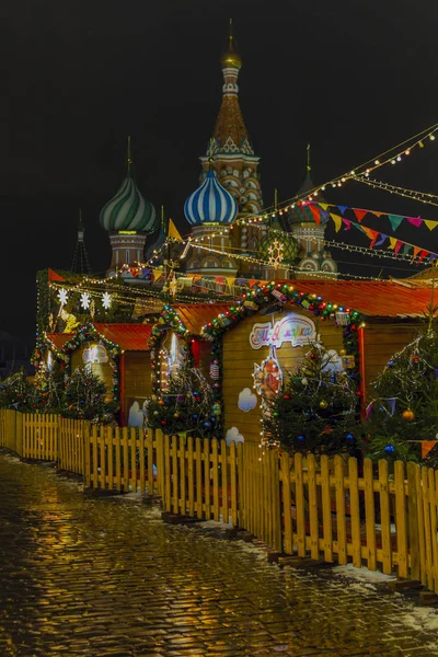 Moscou, Russie - Décembre, 2016 : Marché de Noël sur la Place Rouge dans le centre-ville de Moscou, Place Rouge décorée et illuminée pour Noël à Moscou . — Photo