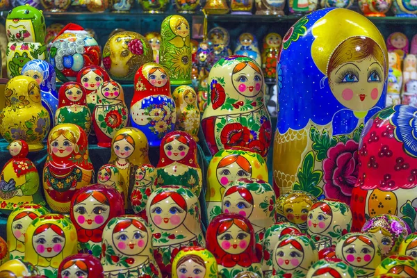 MOSCOU, RUSSIE - La Place Rouge Décembre 2017 : Poupée-matryochka nationale russe traditionnelle Beaucoup de Matryochka au magasin de souvenirs du marché. Poupées russes de différentes couleurs. Classique traditionnel Ru — Photo