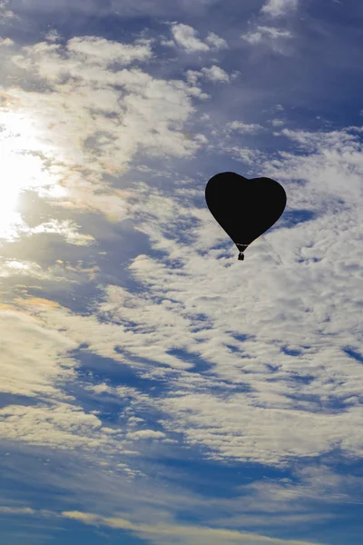 Ballon in Herzform, bunter Heißluftballon fliegt — Stockfoto