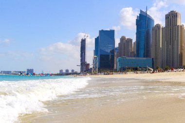 Uae, Dubai - 5 Mart 2019 Plajı ve Dubai marinasındaki Jumeirah plajında gökdelenler. Uae