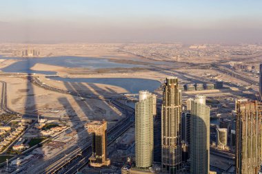 Dubai, Birleşik Arap Emirlikleri - 10 Mart 2019: Dubai şehir merkezinin bir yaz akşamı panorama ve hava manzarası, Burç Halife 124. kattan manzara.