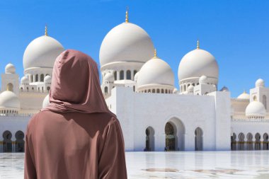 Abu Dabi, Uae - 11 Mart 2019: Şeyh Zayed Camii 'nde geleneksel kahverengi elbiseli kadın. Abu Dabi, Birleşik Arap Emirlikleri.