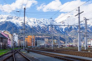 Innsbruk, Avusturya - 1 Nisan 2018: Dağların arkasındaki tren istasyonu