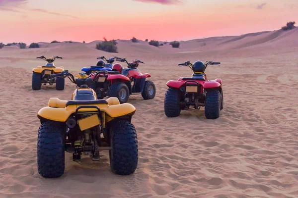 Dubai, Uae 12 Mart 2009 Çölde Quad motosiklet safarisi. Kırmızı kum .