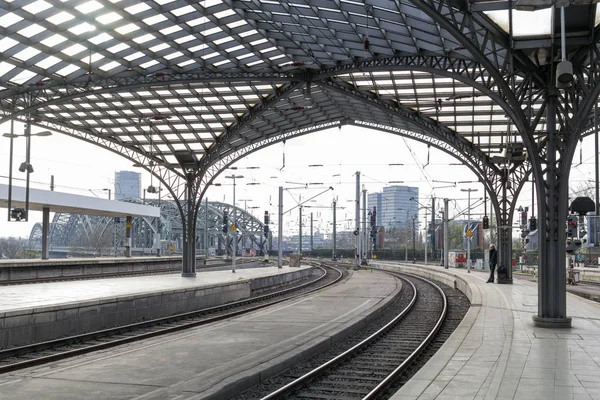 Kolonia, Niemcy - 7 kwietnia 2018: peron w godzinach porannych na Dworcu Głównym Kolei Kolońskiej. — Zdjęcie stockowe