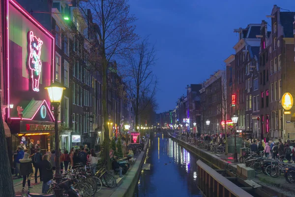 AMSTERDAM - 10 APRILE 2018: quartiere a luci rosse ad Amsterdam il 10 aprile 2018 ad Amsterdam, Paesi Bassi . — Foto Stock