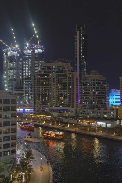 DUBAI, UAE - March 8th 2019: Dubai Marina skyscrapers, port with luxury yachts and Marina promenade at night, Dubai, United Arab Emirates — Stock Photo, Image