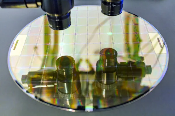 Oblea de silicio en el proceso de la máquina examinando en microscopio . —  Fotos de Stock
