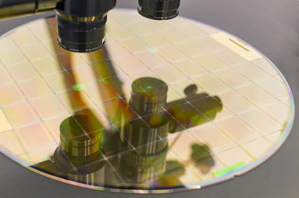 Wafer de silício no processo da máquina examinando no microscópio . — Fotografia de Stock