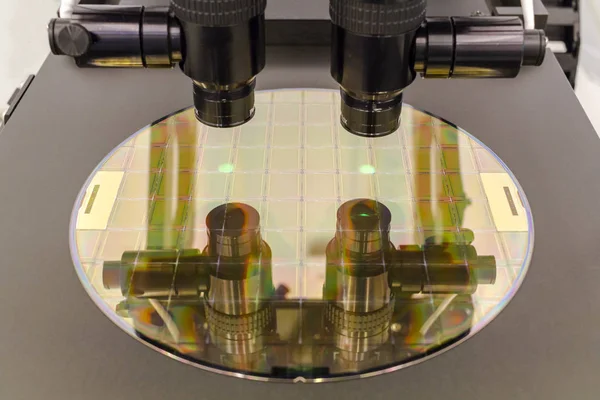 Oblea de silicio en el proceso de la máquina examinando en microscopio . — Foto de Stock