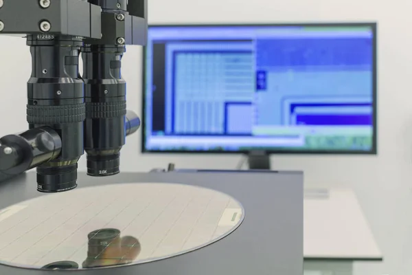 Silicium wafer op machine proces onderzoeken in microscoop. — Stockfoto