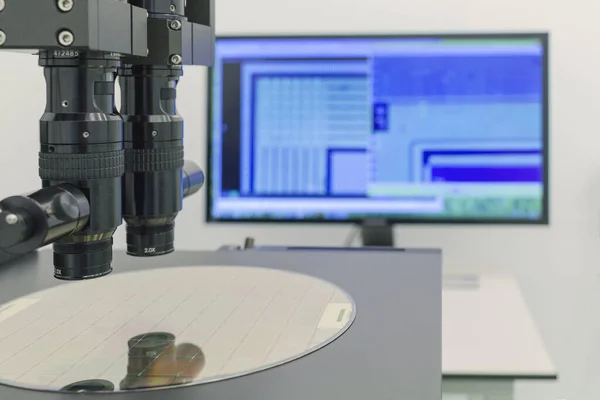 Wafer de silício no processo da máquina examinando no microscópio . — Fotografia de Stock