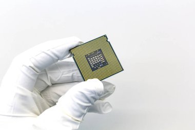 Beyaz eldiven bir Cpu bilgisayar işlemci mikroçip tutan el.