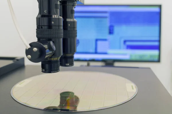 Plaque de silicium sur le processus de machine d'examen au microscope . — Photo