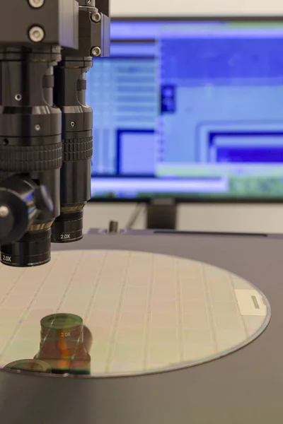 Кремнієва вафля на вивченні машинного процесу в мікроскопі . — стокове фото