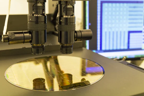 Silicium wafer op machine proces onderzoeken in microscoop. — Stockfoto