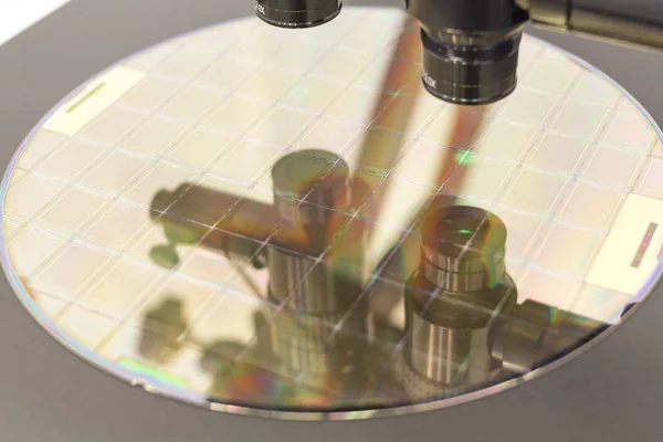 Mikroskopta incelenen makine süreci üzerine silikon gofret. — Stok fotoğraf
