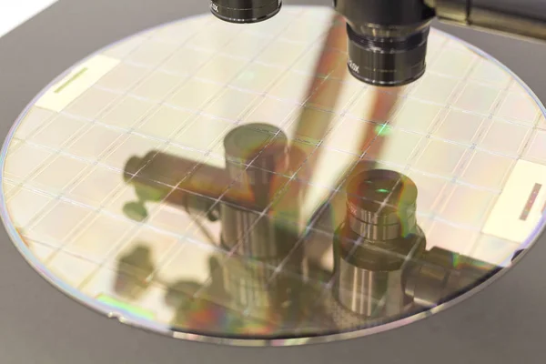 Wafer de silício no processo da máquina examinando no microscópio . — Fotografia de Stock