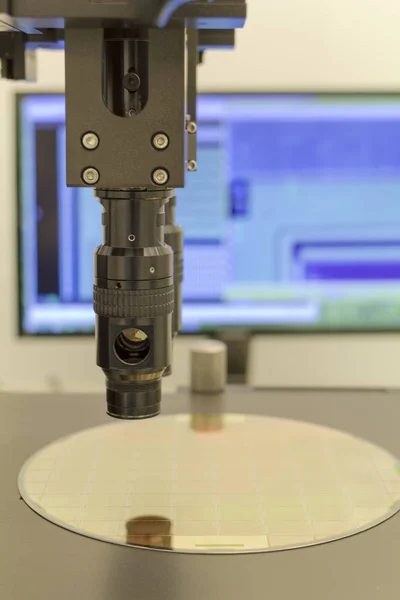 Silicium wafer op machine proces onderzoeken in microscoop. — Stockfoto