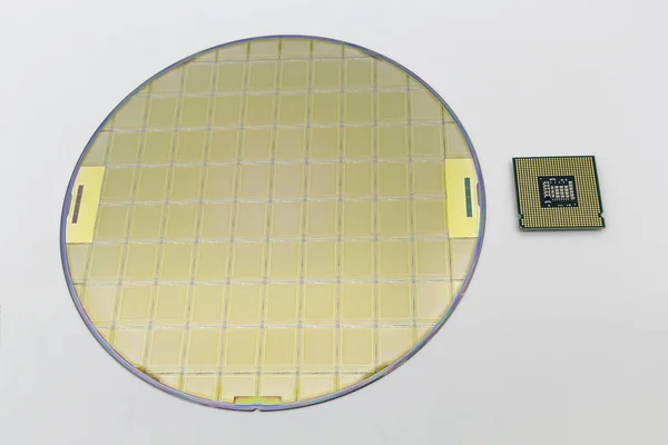 Foto de una CPU de chip de computadora colocada cerca de oblea de silicio con microchip — Foto de Stock