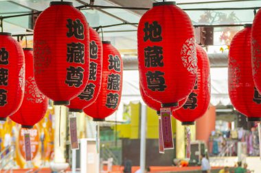 Singapur 1 Eylül 2019: Çin geleneksel kırmızı feneri tapınakta.