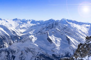 Kış mevsiminde Avusturya Alpleri. Avrupa 'nın tepesindeki Tirol' de Alp Dağları manzarası.