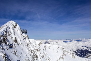 Avusturya Alpleri 'ndeki Cableway' de kışlık tatil köyünde. Avrupa 'nın tepesindeki Tirol' de Alp Dağları manzarası