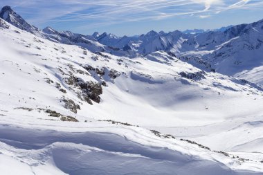 Kışın Avusturya Alpleri. Avrupa 'nın tepesindeki Tirol' de Hintertux Dağı manzarası