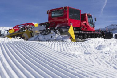 Hintertux, Avusturya - 29 Şubat 2019: Avusturya 'nın Tyrol kentindeki Hintersmoxer kayak merkezindeki Penkenjoch' da kar küreme aracı rayları temizledi