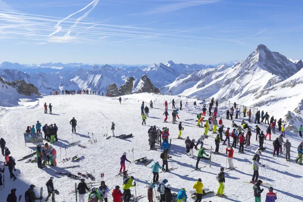 Avusturya Hintertux - 04 Şubat 2019: Birçok kayakçı ve snowboardcu Alps. Tirol 'deki Avusturya kürsüsüne inmeden önce yamaçta duruyor.. — Stok fotoğraf