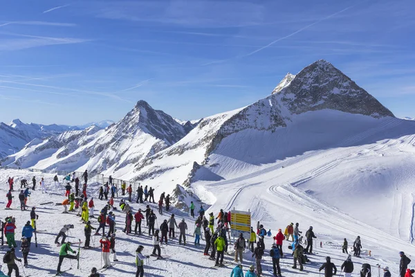 Austria Hintertux - 04 febbraio 2019: Molti sciatori e snowboarder salgono sulla pista prima di scendere nel porto austriaco di Alps.Tirol . — Foto Stock