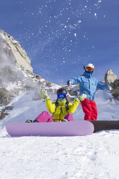 Due amici snowboarder felici si divertono sulla pista da sci con gli snowboard nella giornata di sole . — Foto Stock