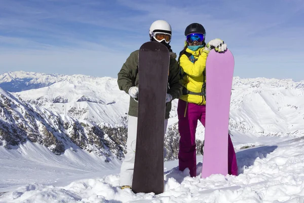 행복 한 친구 두 명 이 화창 한 날 스노보드와 스키 슬로프에서 즐거운 시간을 보내고 있습니다.. — 스톡 사진