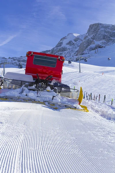 Snowplow cancella le piste nella stazione sciistica di Hintertuxer in Tirolo, Austria — Foto Stock