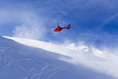 Avusturya Zillertal - 5 Şubat 2019: Dağ Kurtarma Helikopteri. Avusturya 'nın Alpler Dağı' nda kışın uçan kırmızı helikopter