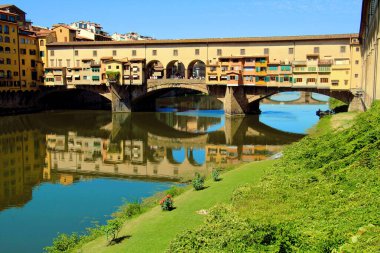 Floransa, İtalya 08: 09 2017 - Arno nehri üzerindeki Floransa 'da Ponte Vecchio' nun tarihi simgesi.