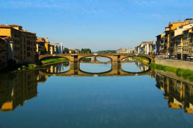 Floransa, İtalya - 109 2017 Ponte Santa Trinita Köprüsü ve Floransa 'daki Ponte Vecchio' dan geniş manzara.