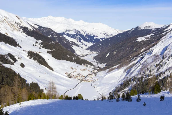 Valle con villaggio nelle Alpi austriache inverno. Paesaggio montano dell'Hintertux in Tirolo, Top of Europe — Foto Stock